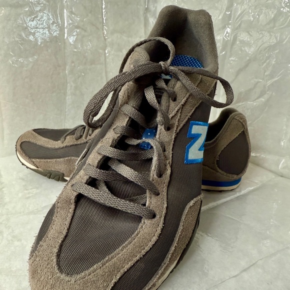 Woman’s New Balance 442 shoes in amazing shape, size 9.5. - Picture 2 of 7